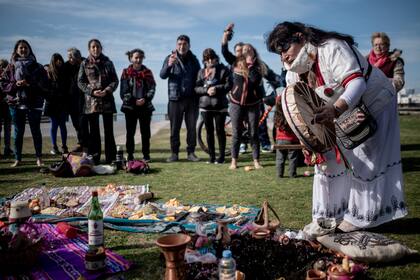 La mesa indígena de la ciudad de Mar del Plata realizó la celebración y ofrenda a la Pachamama en la Plaza de las Américas.