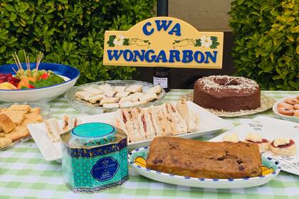 La mesa informal con el pan de banana en primer plano