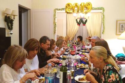 La mesa larga de Carlos Farías