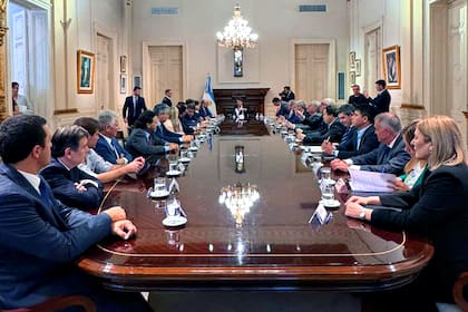 La mesa larga que montó el Gobierno en el salón Eva Perón de la Casa Rosada