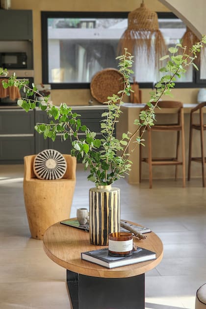 La mesa ovalada es de Q furniture.