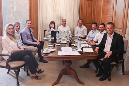 La mesa política del Gobierno. Algunos creen que la baja sensible de impuestos y tasas solo llegará si los libertarios conducen las principales provincias