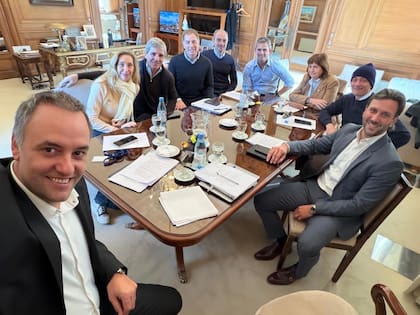 La mesa política libertaria: Adorni, Karina Milei, Luis Caputo, Santilli, Eduardo y Martín Menem, Patricia Bullrich, Santiago Caputo e Ignacio Devit