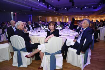 La mesa principal de la cena de la Fundación Libertad