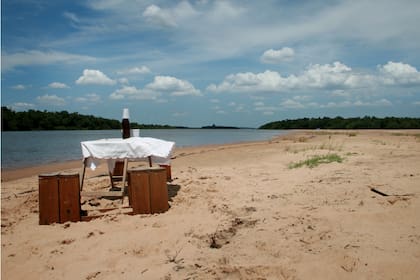 La mesa puesta a la orilla del río, ideal para improvisar un picada y tomar algo fresco.