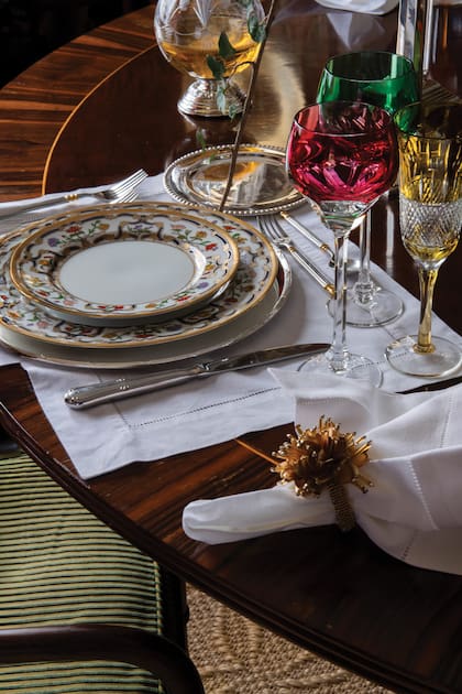 La mesa puesta con vajilla de Christian Dior y copas de Baccarat.