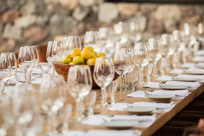 La mesa puesta en Siete Fuegos de The Vines Resort & Spa