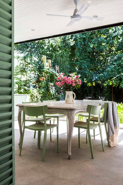 La mesa, que estuvo muchos años en el comedor, ahora convive con sillas nuevas compradas online.