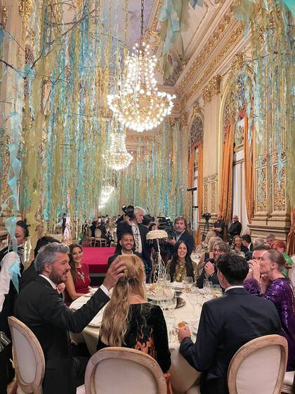 La mesa que "lideró" Tinelli en el Salón Dorado.