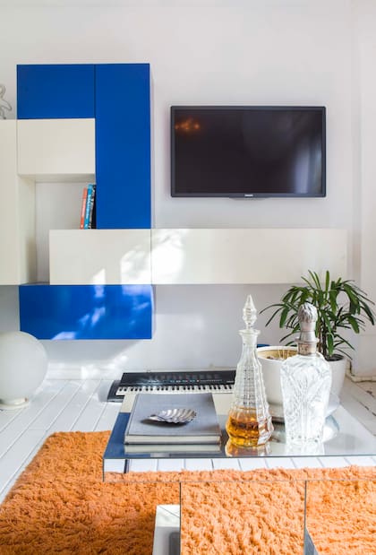 La mesa ratona era una mesa alta que compró en el Ejército de Salvación. No solo le cortó la base, sino que además la revistió con espejos.