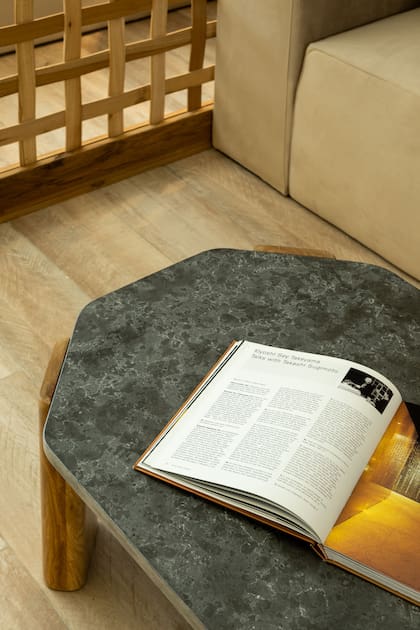 La mesa ratona es de petiribi y mármol, el mismo que se utilizó para la barra. “Todo está emparentado”, dice la arquitecta.