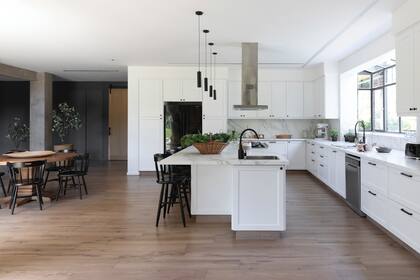 La mesa redonda (Ebanista Blasque) rompe con tantas rectas y hace más flexible la circulación. Sillas (Caro Prieto).