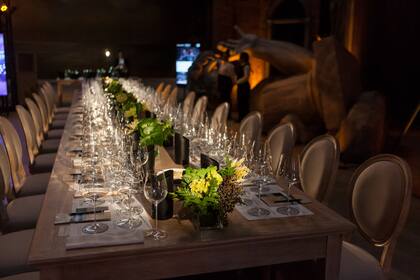 La mesa se preparó entre las auténticas estructuras del clásico show "Rigoletto".
