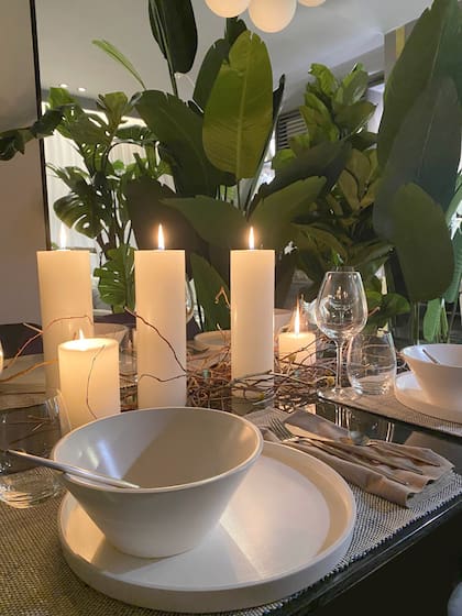La mesa se viste con manteles y servilletas de lino, vajilla de cerámica opaca tipo grès, cubiertos de acero inoxidable y cristalería lisa, sin tallado ni colores (Marcelo Mazza)