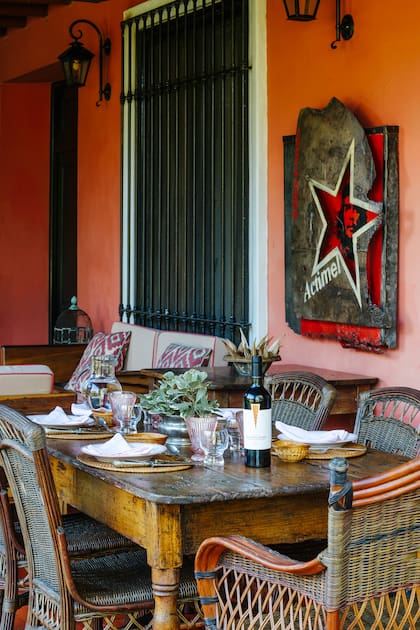 La mesa servida en una galería