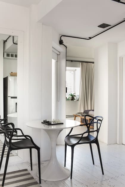 La mesa Tulip XS está acompañada por sillas negras de polipropileno (De Sillas). “Son livianas física y visualmente, además de muy resistentes”, dice Diez.