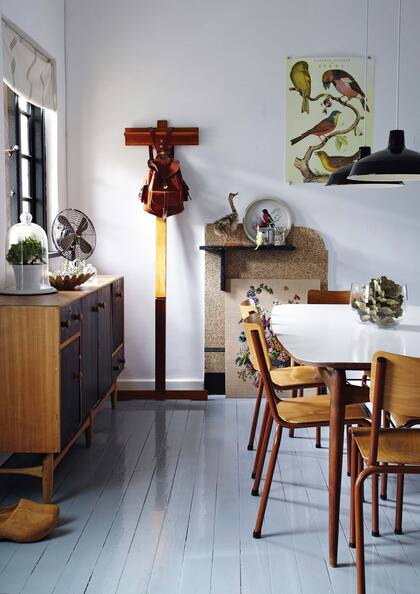 “La mesa y el aparador que hoy arman nuestro comedor eran de mi abuelo. Tienen un aura que convierte la casa en hogar y me dan una linda sensación de permanencia y pertenencia”.