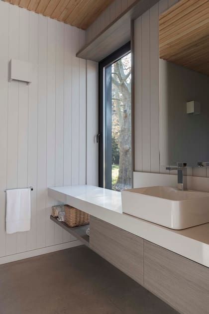 La mesada avanza hasta la pared y corre bajo la ventana. Un resultado muy distinto hubiera tenido cortarla a la altura del vidrio, tanto desde lo estético como desde el confort.