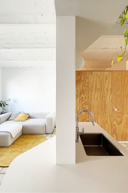 La mesada es una pieza única de Silestone blanco, sin cortes ni juntas. Entró en vertical, se giró y se encastró.