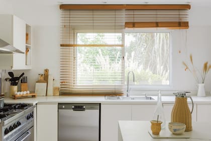 “La mesada y la barra son de Neolith ‘Mont Blanc’, un material que hace 15 años no estaba tan difundido”, dice Catalina acerca de la cocina que resiste al paso del tiempo.