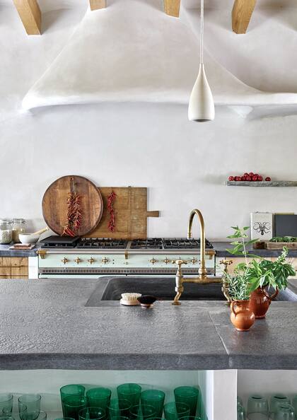 La mesada y la pileta son de cuarcita gris, un material menos económico pero muy alineado con la estética mediterránea.