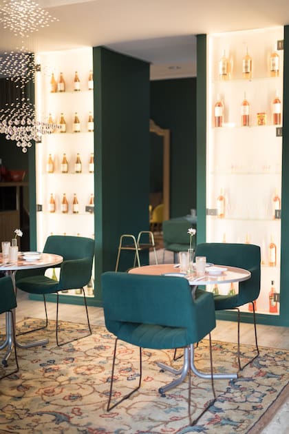 La mesas listas para recibir en Flores y Besos.