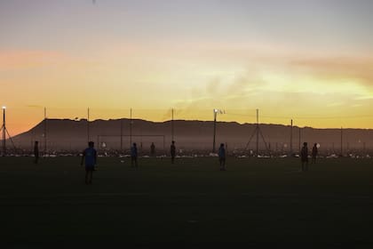 La meseta de fondo es el basural y lo que se ve no son nubes, es el humo de las quemas de cables y basura; los días de viento los chicos no juegan porque el aire es irrespirable