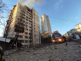 La metralla de un proyectil de artillería ruso impactó en un edificio de apartamentos de 12 pisos en el centro de la capital de Ucrania, destruyó la última planta y causó un incendio