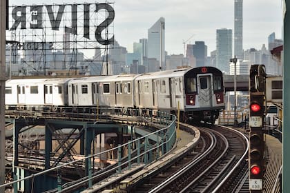 La MetroCard semanal ilimitada permite viajes en transporte público; es más económico que los viajes individuales