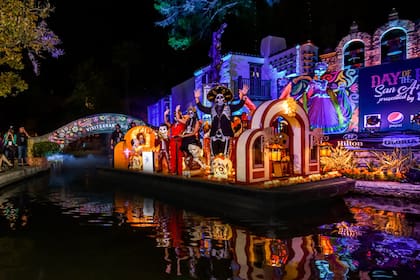 La metrópoli celebra el Día de los Muertos con un inmenso desfile anual