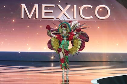 La mexicana Fátima Bosch participa en la competencia de trajes nacionales del certamen Miss Universo en la provincia de Nonthaburi, Tailandia, el miércoles 19 de noviembre de 2025. (Foto AP/Sakchai Lalit)