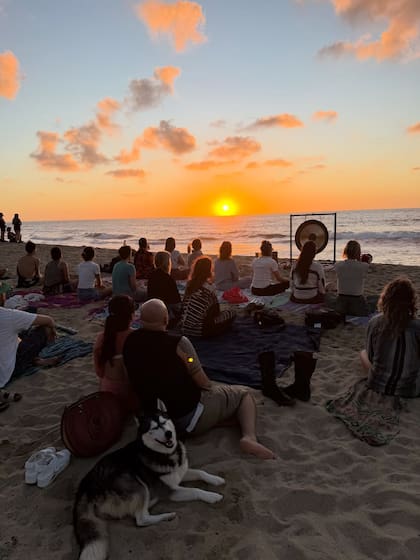 La mexicana realiza terapias de sonido como el Kirtan, una práctica hindú consistente en círculos de canto de mantras con repetición, utilizando un armonio para silenciar la mente y alcanzar un estado de presencia y paz