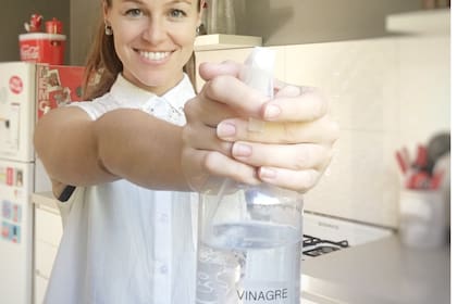 La mezcla de agua tibia y vinagre ayuda a sacar el olor a cigarrillo de las superficies