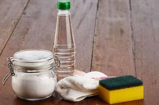 El motivo por el que recomiendan limpiar la entrada de las casas con vinagre