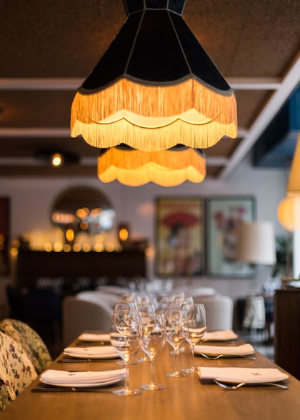 La mezcla de estilos de Boca de Toro se combinó con una iluminación tenue y justa, que lo vuelve sumamente cálido.