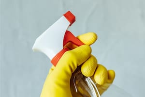 La mezcla de la sal y el vinagre ofrece resultados sorprendentes sin necesidad de recurrir a productos químicos agresivos