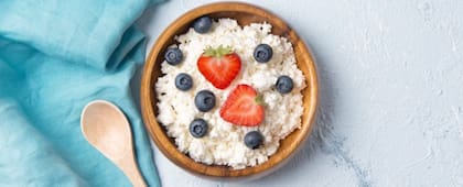La mezcla de queso cottage con frutas es una opción saludable para potenciar sus beneficios nutricionales