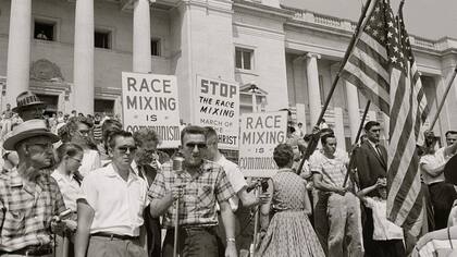 "La mezcla de razas es comunismo", decían estas pancartas en 1959 en una protesta en Little Rock