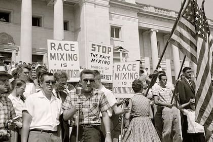 "La mezcla de razas es comunismo", decían estas pancartas en 1959 en una protesta en Little Rock.