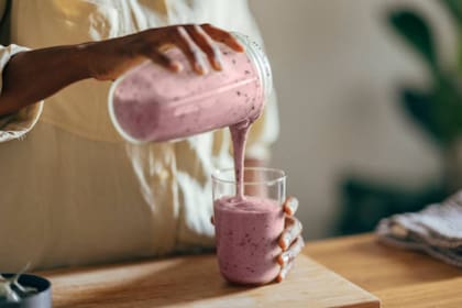 La mezcla nutricional incluye medio yogur griego junto a una porción de frutos secos y fresas