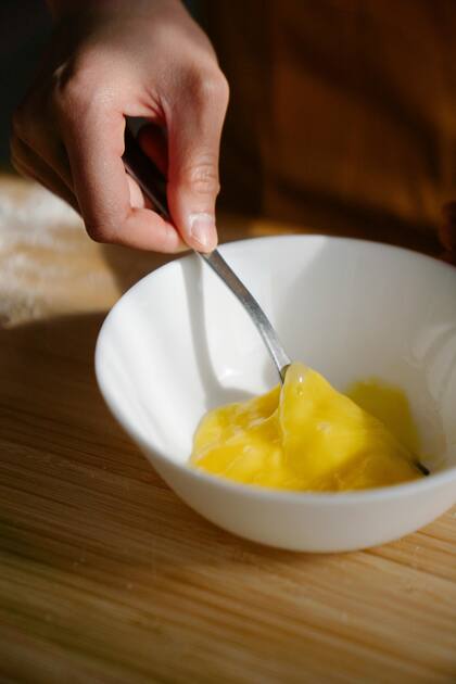 La mezcla se prepara con dos yemas de huevo cocido, media cucharadita de miel y una cucharadita de ácido bórico en polvo