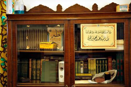 Una pequeña biblioteca contra una de las paredes de la mezquita