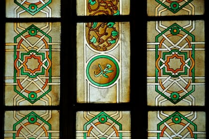 En los vitrales se observan geometrías islámicas y las inscripciones en árabe de Mahoma - la que se ve en la imagen - y de Alá