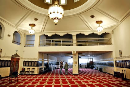 La mezquita Al-Ahmad fue inaugurada en 1985 y ampliada en 2009: todo lo que está detrás de la columna corresponde a la ampliación del edificio