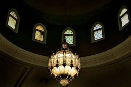 Las pequeñas ventanas de la cúpula exhiben motivos de la geometría islámica, con dodecágonos, octógonos o hexágonos que remiten a diferentes formas circulares