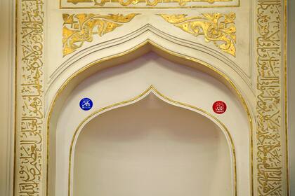 La ornamentación islámica está presente alrededor del mihrab, el nicho hacia donde deben dirigir su mirada los fieles en los momentos de oración
