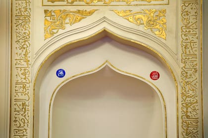 La ornamentación islámica está presente alrededor del mihrab, el nicho hacia donde deben dirigir su mirada los fieles en los momentos de oración