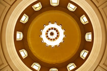 La cúpula y las arañas, como otros detalles de la ornamentación, tienen una geometría circular, que representa la idea de la infinitud de Dios