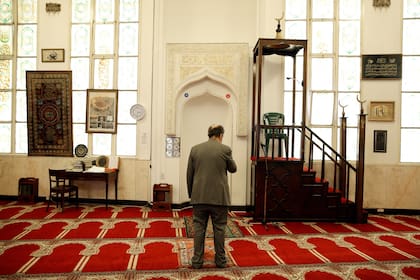 Ricardo Elía, el anfitrión de la visita de LA NACION a la mezquita Al Ahmad, frente a la quibla, el mihrab y el minbar o púlpito