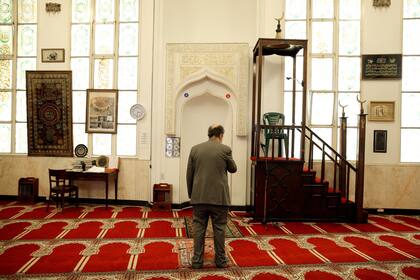 Ricardo Elía, el anfitrión de la visita de LA NACION a la mezquita Al Ahmad, frente a la quibla, el mihrab y el minbar o púlpito